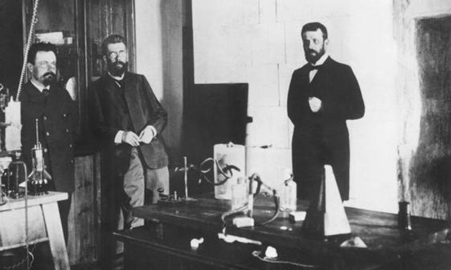 В научной лаборатории кафедры фармакологии (1904). Слева направо- Н.В. Вершинин, П.В. Буржинский, И.И. Александрович-Дочевский.jpg