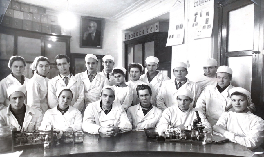 Микробиологи, конец 1950-х (Васильев в центре).jpg