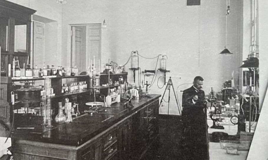 П.В. Бутягин в лаборатории бактериалогического института (1907г).jpg