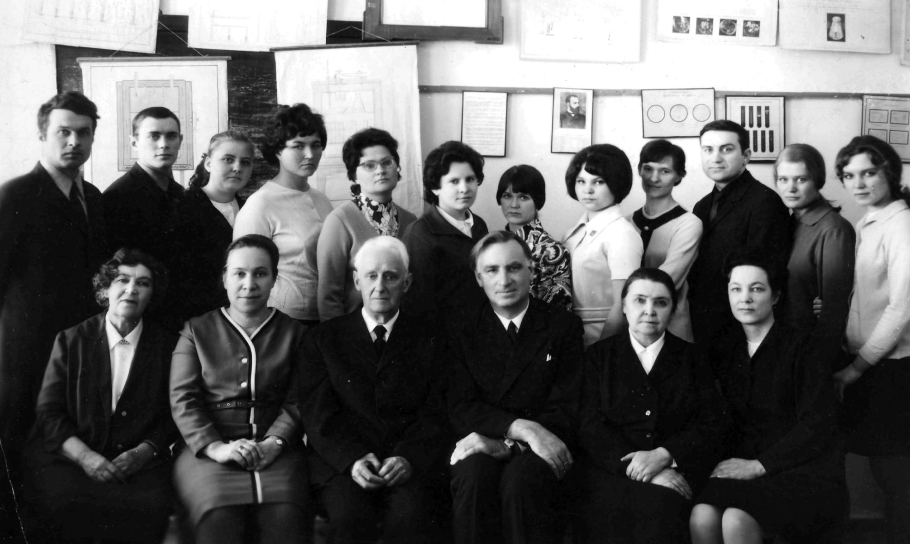 Коллектив кафедры микробиологии, 1970-е годы (Васильев 4-й слева в первом ряду) .jpg
