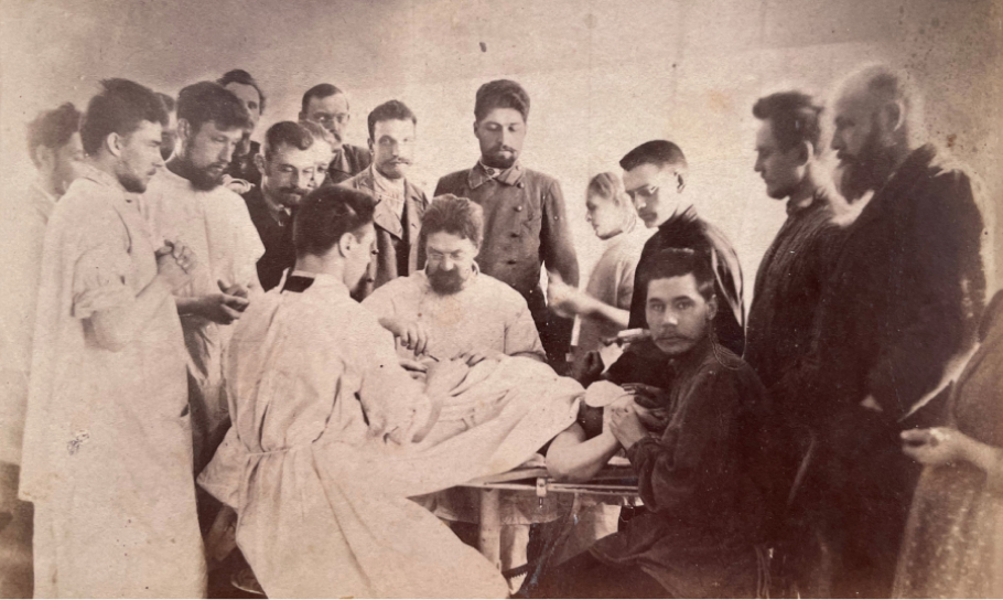 Профессор Э.Г. Салищев во время операции. 1890-е гг.jpg