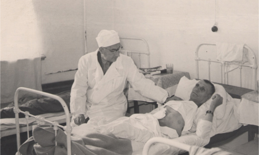 Профессор Ходкевич С.П. на обходе в госпитале № 2483 (клиники мед. института) 1944 г.jpg