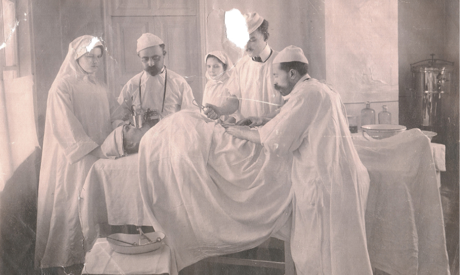 Профессор В.М. Мыш в хирургической лечебнице Томской общины сестер милосердия Красного Креста во время операции.jpg