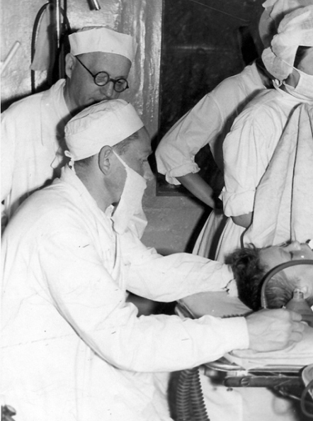 И.С. Венгеровский консультирует хирургов во время сложной операции. 1963 г.jpg