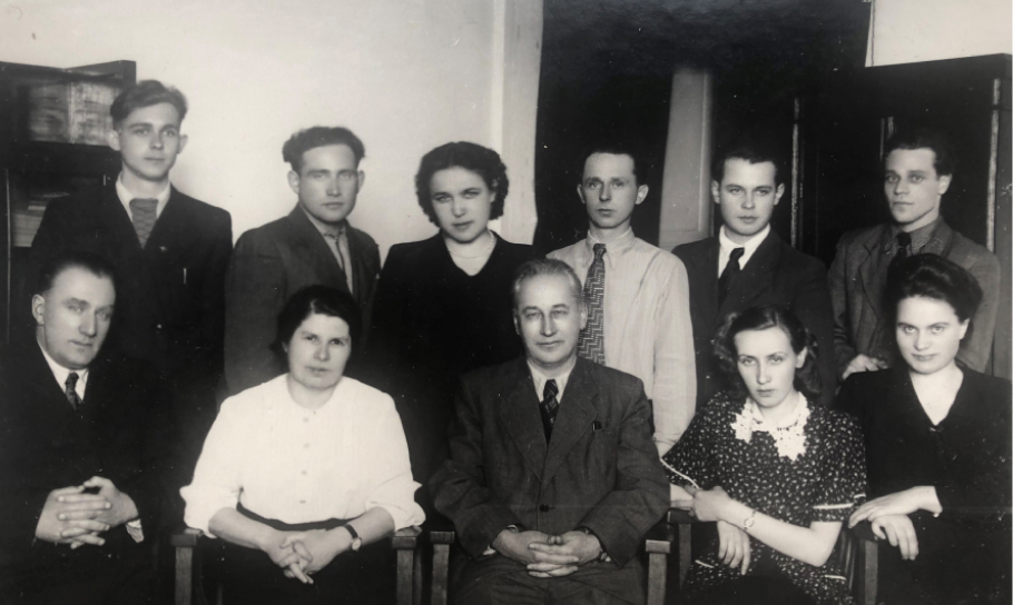 Профессор Ходкевич С.П. с преподавателями и студентами. 1955 г.jpg