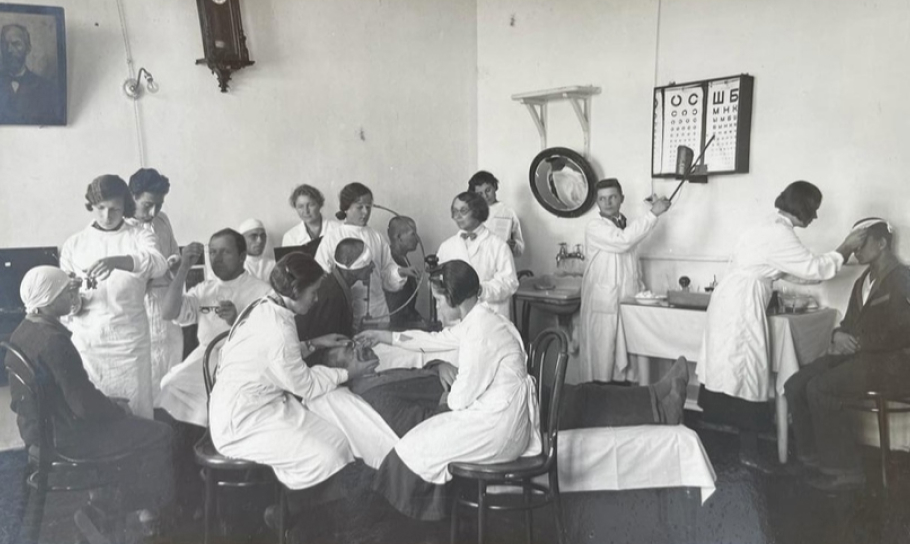 Практическое занятие со студентами. 1939 г. А.Г. Сватикова - в центре.jpg