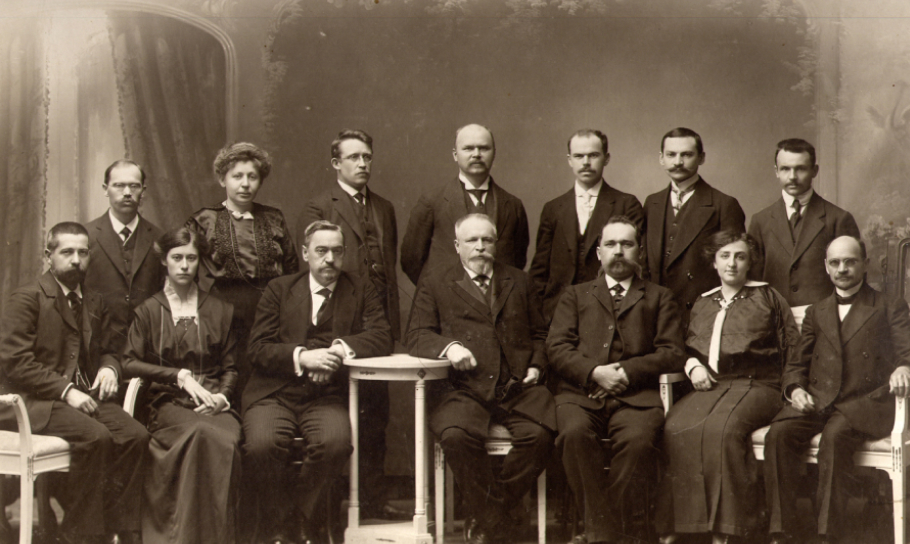 Фото М.Г. Курлов с сотрудниками кафедры 1916г.jpg