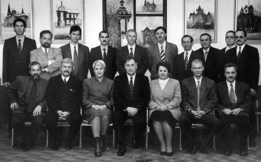 Профессор Е.Д. Гольдберг с учениками. 1990-е гг..jpg
