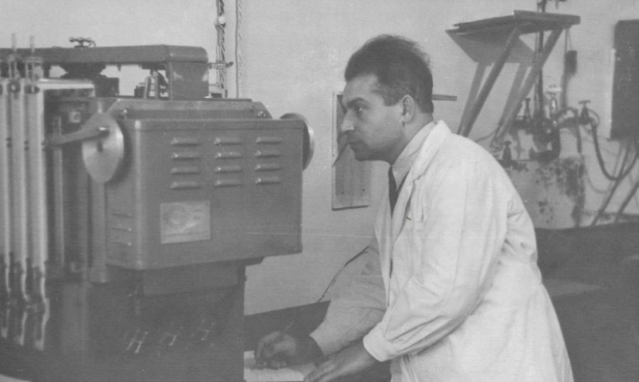 А.С. Саратиков в лаборатории. 1950-е гг.jpg